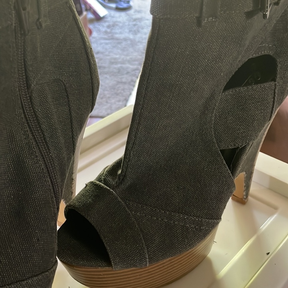 Shoes - Picture 6 of 8